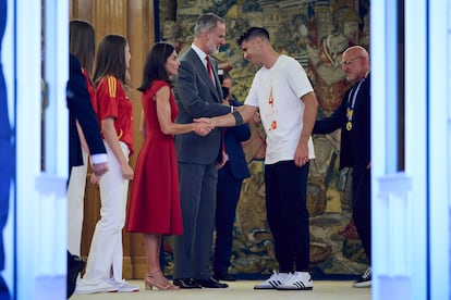 Álvaro Morata saluda a la reina Letizia.