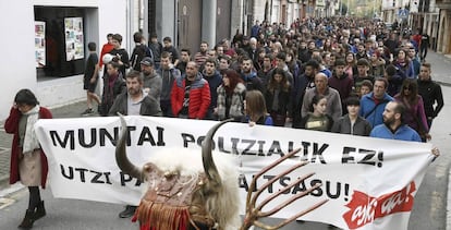 Una manifestación convocada por Sortu contra la versión oficial.