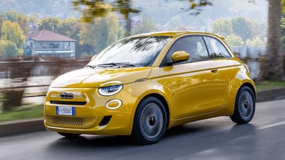 Parece un coche eléctrico, pero es el nuevo Fiat 500 Hybrid