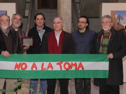Representantes de Granada Abierta, en la presentaci&oacute;n de los actos contra la conmemoraci&oacute;n de La Toma.