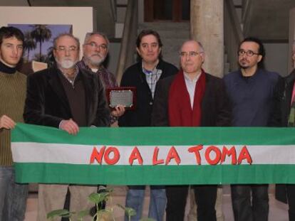 Representantes de Granada Abierta, en la presentaci&oacute;n de los actos contra la conmemoraci&oacute;n de La Toma.