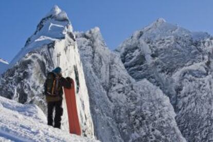 Un aficionado al 'splitboarder' a punto de iniciar un descenso en Fairy Meadows, en la Columbia Británica (Canadá).