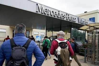 Varios trabajadores entran este martes en la fábrica de Mercedes en Vitoria.