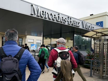 Varios trabajadores entran este martes en la fábrica de Mercedes en Vitoria.