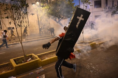 Un manifestante lanza una piedra el jueves contra la policía durante la marcha convocada contra el Gobierno de la presidenta Dina Boluarte.