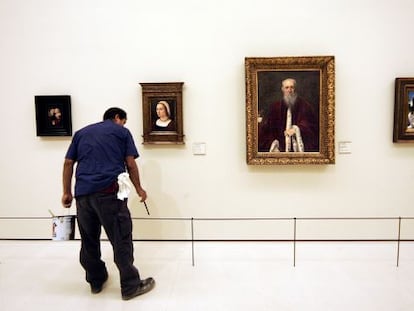 Un operario acondiciona la sala donde se exponen piezas de la colección Cambó en el MNAC.