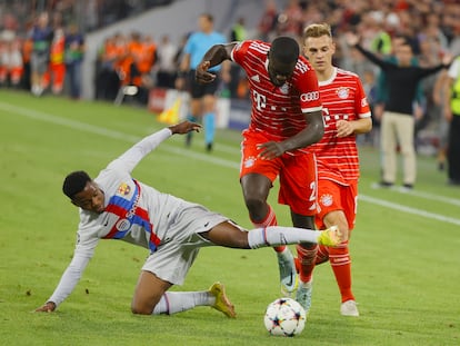 Ansu Fati frente a Upamecano y Kimmich, en el partido entre el Bayern y el Barcelona.