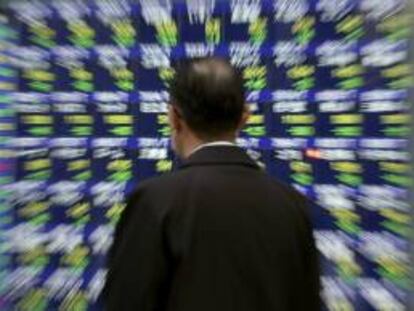 Un hombre observa una pantalla que muestra información bursátil en Tokio. EFE/Archivo