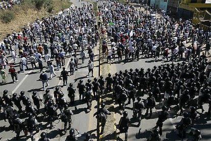 Agentes de la Polica Federal Preventiva dispersa a un grupo de manifestantes en Oaxaca