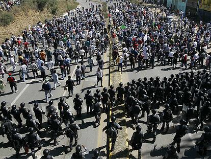 Agentes de la Policía Federal Preventiva dispersa a un grupo de manifestantes en Oaxaca