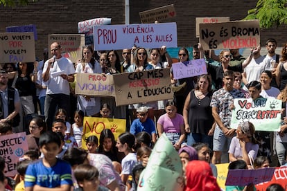 Los profesores y alumnos durante la lectura del manifiesto contra la violencia en el centro, en la plaza Maria Àngels Rosell Simplicio, en La Mina.