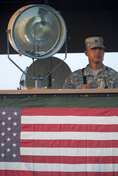 Un militar estadounidense vigila desde una torreta el Campo Delta de Guantánamo.