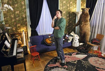 Para no sentirse solo, el cantante canadiense Rufus Wainwright comparte el salón de su casa con un oso ‘grizzly’ y una cabeza de conejo. Así, el resto de la decoración parece normal.