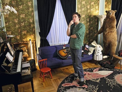 Para no sentirse solo, el cantante canadiense Rufus Wainwright comparte el salón de su casa con un oso ‘grizzly’ y una cabeza de conejo. Así, el resto de la decoración parece normal.