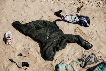 Una chaqueta y otras pertenencias recogidas en la playa de Wimereux tras el naufragio, el 15 de septiembre. 