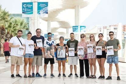 Familiares y amigos de Emmanuel Soria, que junto a Maximiliano Ludvickm, son los dos desaparecidos en la playa de Huelín cuando se encontraban practicando paddle surf el pasado día 27 de septiembre.