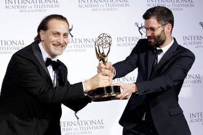 El director francés Gregory Monro (izquierda) y el productor Martin Laurent posan con el premio a la programación artística por 'Kubrick by Kubrick'.