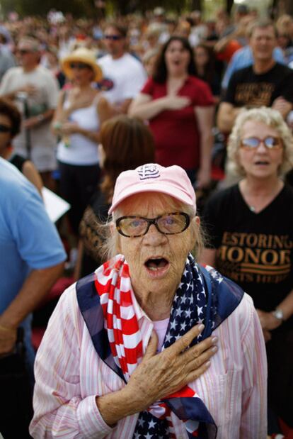 Una de las asistentes al acto organizado por el Tea Party, mientras canta el himno estadounidense.