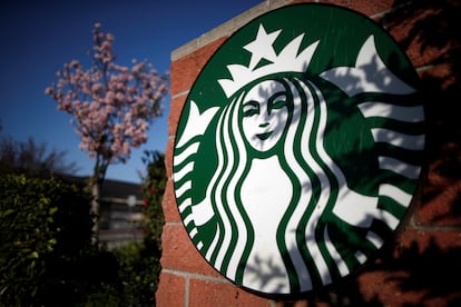 El logo de Starbucks en un local de Los Ángeles, California.