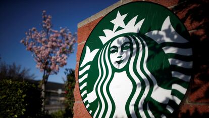 FILE PHOTO: A Starbucks logo on a store in Los Angeles, California, March 10, 2015.  REUTERS/Lucy Nicholson (UNITED STATES - Tags: BUSINESS LOGO FOOD)/File Photo