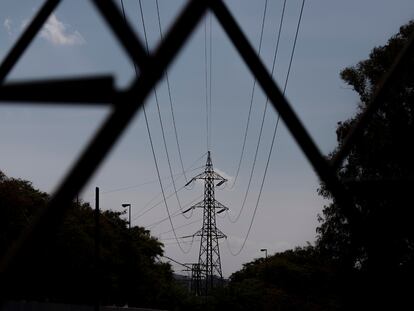 Vista de una torre eléctrica en Sevilla.