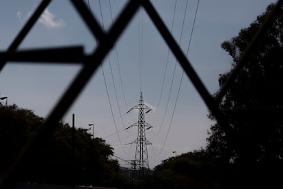 Vista de una torre eléctrica en Sevilla.