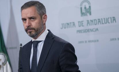 El consejero de Hacienda de la Junta de Andalucía, Juan Bravo (PP), al inicio de su rueda de prensa tras el Consejo de Gobierno.