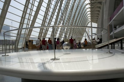 Ubicado en la Ciudad de las Artes y las Ciencias de Valencia desde 2000, sus 26.000 metros cuadrados acogen exposiciones distribuidas en varias plantas y dedicadas a la ciencia, la tecnología y el medio ambiente. Proyectado por el arquitecto Santiago Calatrava, renueva periódicamente sus contenidos, participando además en la programación de actividades de importantes museos de ciencia del mundo. En su comité científico asesor figuran siete premios Nobel. <a href="https://www.cac.es/es/home/la-ciutat/cacsa-la-empresa/cronologia/museu-de-les-ciencies.html " target="_blank">cac.es</a>