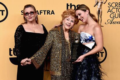 Tres generaciones en una foto: Carrie Fisher, Debbie Reynolds y Billie Lourd, en 2015.