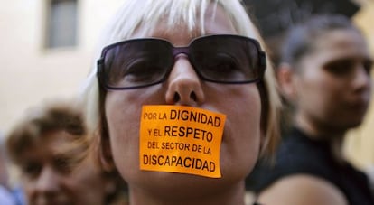 Una manifestante exige respeto para el sector que presta servicios a las personas con discapacidad en la protesta del jueves ante las Cortes. 