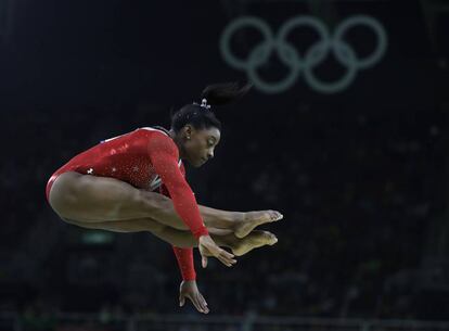 Simone Biles na final da ginástica sobre aparelhos no Rio.