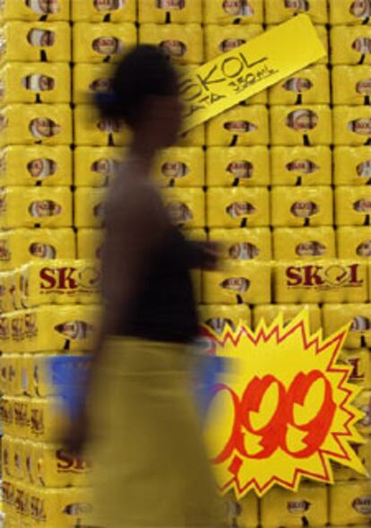 Uan joven pasa junto a un estante de cerveza en un supermercado de Río.