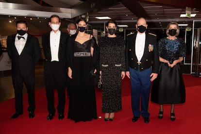 Desde la izquierda, Gareth Wittstock, Andrea Casiraghi, Tatiana Santo Domingo, Carlota Casiraghi, Alberto de Mónaco y Carolina de Mónaco, durante la gala nocturna del Día Nacional de Mónaco celebrado el 19 de noviembre.