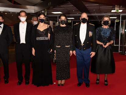 Desde la izquierda, Gareth Wittstock, Andrea Casiraghi, Tatiana Santo Domingo, Carlota Casiraghi, Alberto de Mónaco y Carolina de Mónaco, durante la gala nocturna del Día Nacional de Mónaco celebrado el 19 de noviembre.