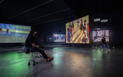 Una sala de la exposición 'Juegos de niñxs, 1999-2022' del artista belga Francis Alÿs