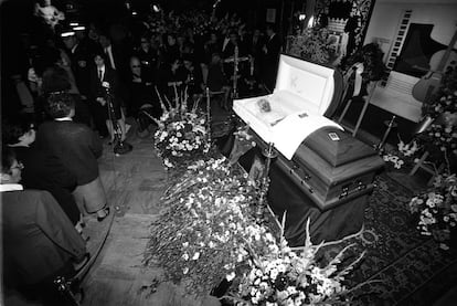 El 16 de mayo de 1995 Lola Flores fallece en su casa de La Moraleja (Madrid) víctima de un cáncer. Decenas de miles de personas visitaron el centro cultural de La Villa, donde se instaló la capilla ardiente, para despedirse de la cantante.