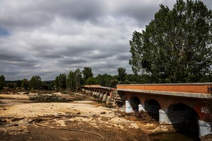 Vista de uno de los puentes destruidos por la Dana. 