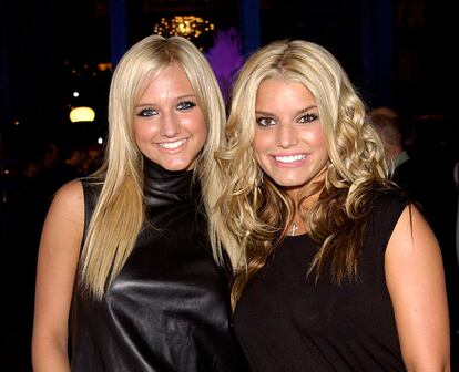 Jessica y Ashlee Simpson. 

Fueron en la primera mitad de la década de los 2000 las hermanas famosas por excelencia del panorama adolescente de Estados Unidos. No había reality o programa de televisión dirigido a los más jóvenes  que no contara con estas dos estrellas de la pequeña pantalla. Cantantes, bailarinas y actrices desde niñas, su evolución personal ha estado marcada también por sus desavenencias. Hijas de un psicólogo y pastor y una ama de casa, su padre fue su manager y dejó su trabajo para conducir las carreras de las dos hermanas. Ambas han declarado  que fue él y sus decisiones profesionales  las causantes de que la relación entre Jessica y Ashlee Simpson se truncara hasta el punto de que durante un tiempo fuera inexistente.

Joe Simpson habría mostrado más preocupación y ganas en hacer de la mayor de las hermanas, Jessica, una gran estrella mediática, lo que fomentó una relación de celos y desplantes. Jessica optó por elegir a una amiga como madrina de su primera hija en lugar de a su hermana, a quien acusó de desatender a su sobrina y por lo tanto no ser merecedora de su confianza. Ambas han vuelto a relacionarse y han recuperado su relación.