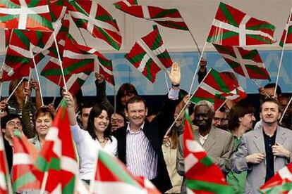 Juan José Ibarretxe, en el centro, y Josu Jon Imaz, a la derecha, durante la celebración del Aberri Eguna en Bilbao.