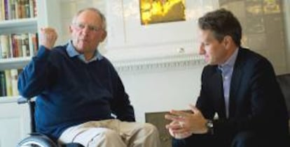 El ministro alemán de Finanzas, Wolfgang Schaeuble(i), con el secretario estadounidense del Tesoro, Timothy Geithner, ayer, 30 de julio de 2012.