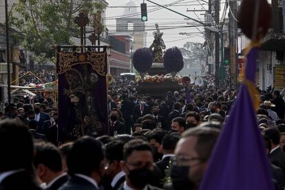 Feligreses cargan la imagen de Jesús de La Merced durante procesión de La Reseña, este Martes Santo, en Ciudad de Guatemala.