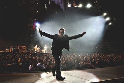 Bono, cantante de U2, anoche en el concierto que la banda dio en Sevilla, en el estadio de La Cartuja