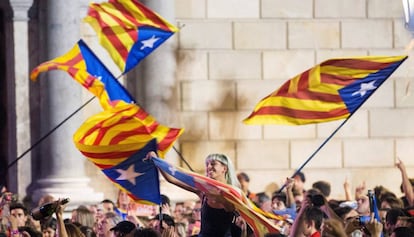 Milers de persones celebren la independ&egrave;ncia. 