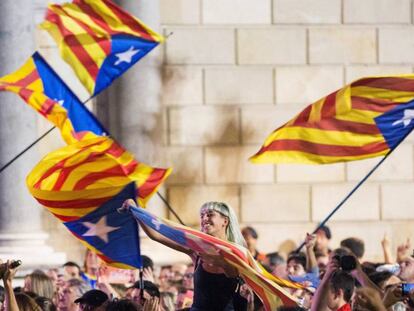 Milers de persones celebren la independ&egrave;ncia. 