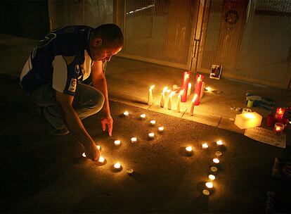 Desde que los <i>pericos</i> se enteraron la noticia, en la tarde noche de ayer comenzó el peregrinaje hacia el estadio de Cornellà-El Prat para encender velas en memoria del fallecido.