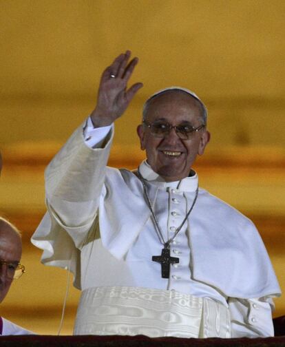 El nuevo papa Francisco se presenta a las decenas de miles de fieles que abarrotan la plaza de San Pedro.