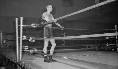 George Plimpton en el 'ring' de boxeo en 1959 antes de su combate con Archie Moore.