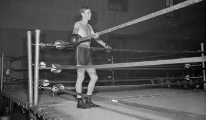 George Plimpton en el 'ring' de boxeo en 1959 antes de su combate con Archie Moore.