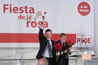 Tomás Gómez y Jaime Lissavetzky durante mitin que ha dado el PSOE en la Plaza del Dos de Mayo de Madrid.