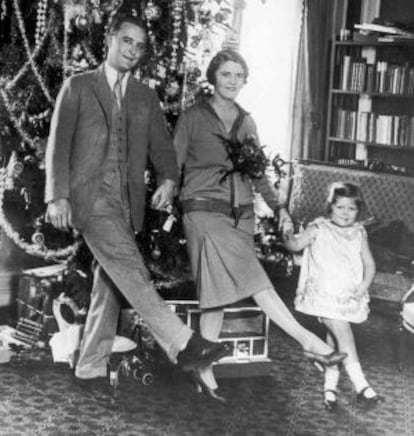 Frances Scott Fitzgerald, de la mano de sus padres, Zelda y Francis Scott Fitzgerald.